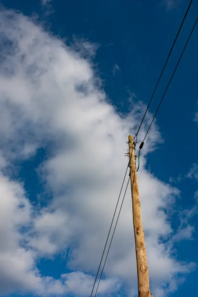 postes e linhas aéreas